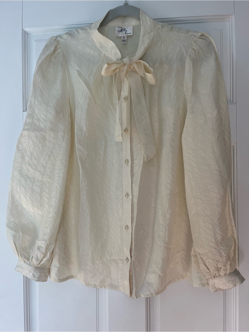 Vintage Milly of New York 100% silk  Cream Tie-Neck Blouse size 6 NWOT